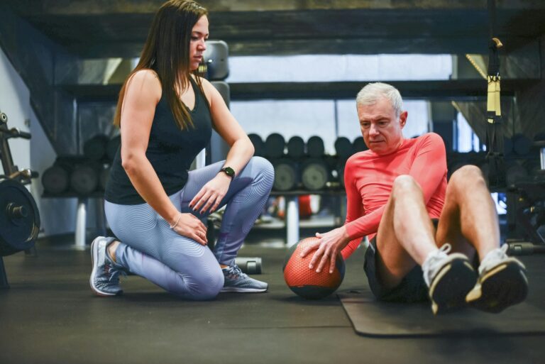 Read more about the article Trening personalny dla seniorów: jak bezpiecznie poprawić kondycję?